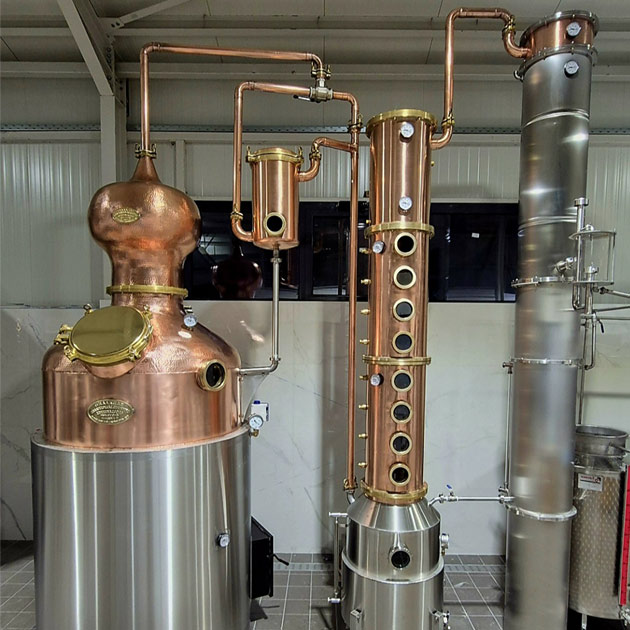 INDUSTRIAL BAIN-MARY DISTILLATOR WITH REBOILING TANKS